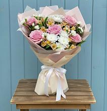 Букет цветов из:  Гвоздики, Орхидеи и Розы в Самусе