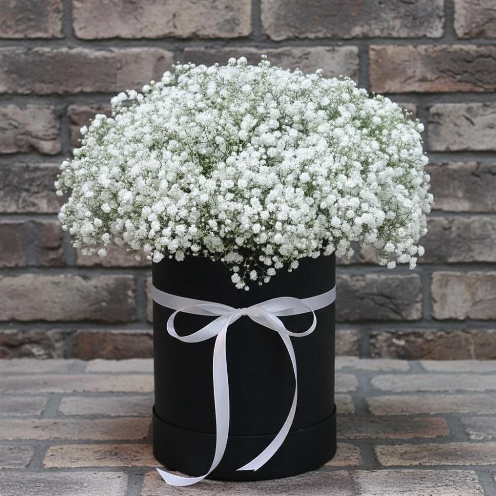 Цветочная композиция из Гипсофила в шляпной коробке в Самусе