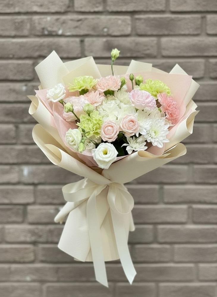 Букет цветов из: Гвоздики, Розы, Лизиантусы и Хризантемы в Самусе