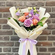 Букет цветов из:  Лизиантусы и Розы в Самусе