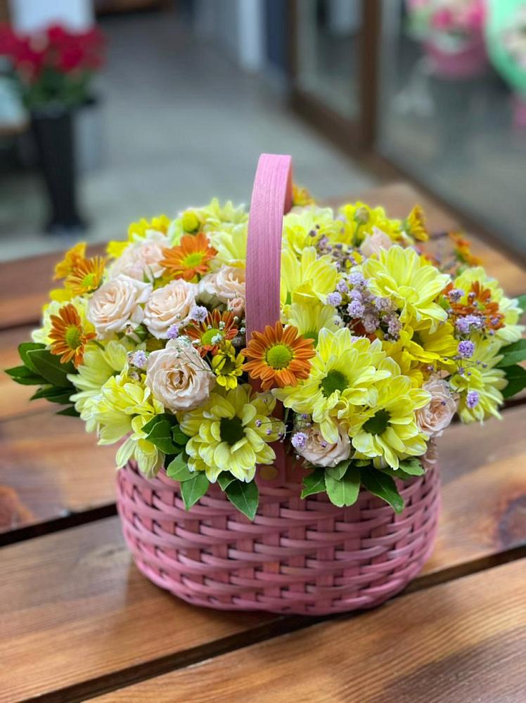 Цветочная композиция из Хризантемы и Розы в корзине в Самусе