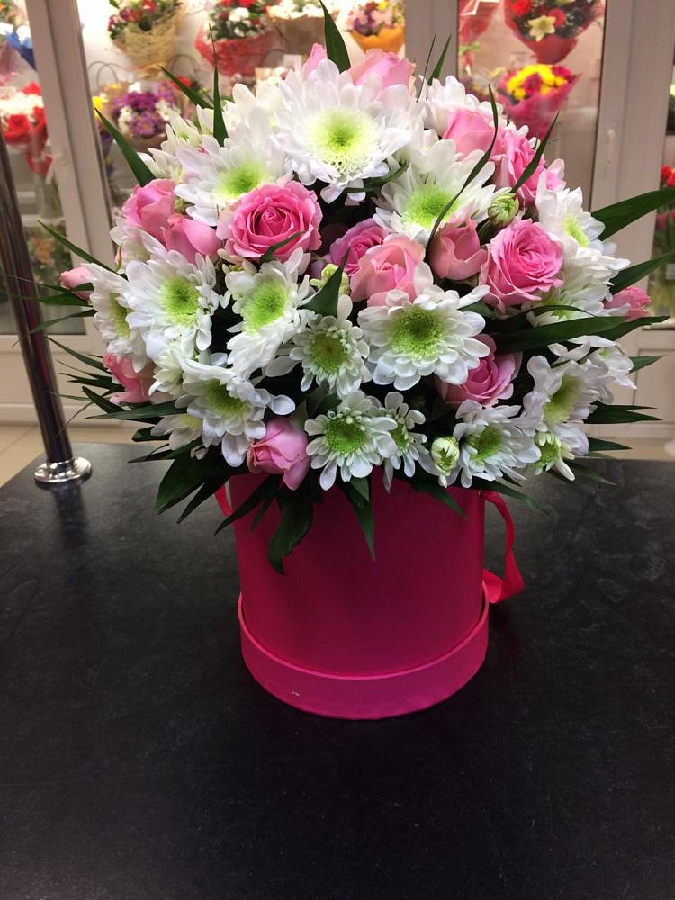 Цветочная композиция из Розы и Хризантемы в шляпной коробке в Самусе