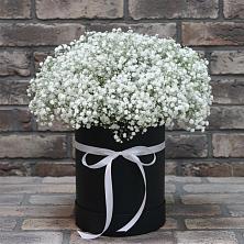 Цветочная композиция из Гипсофила в шляпной коробке в Самусе
