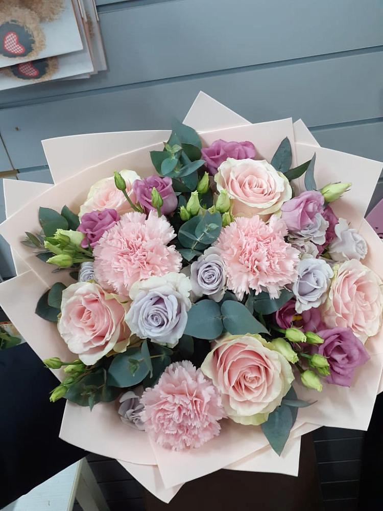 Букет цветов из: Розы, Гвоздики и Лизиантусы в Самусе