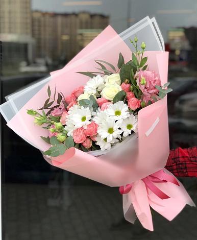 Букет цветов из: Розы, Лизиантусы и Хризантемы в Самусе